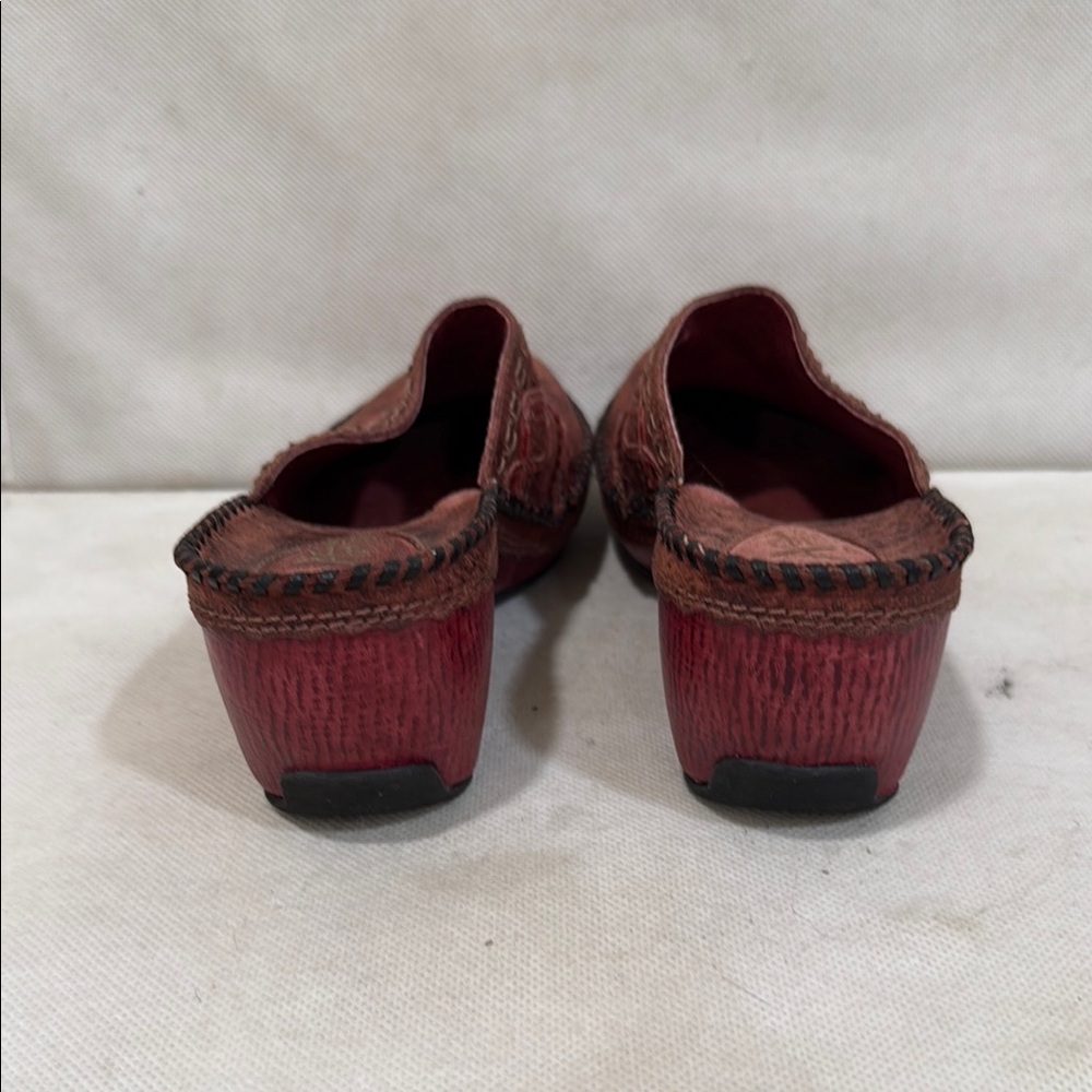 NEW - CLARKS LEATHER MULES CLOGS WITH 2-1/2” HEEL (sz 6) - Picture 3 of 8